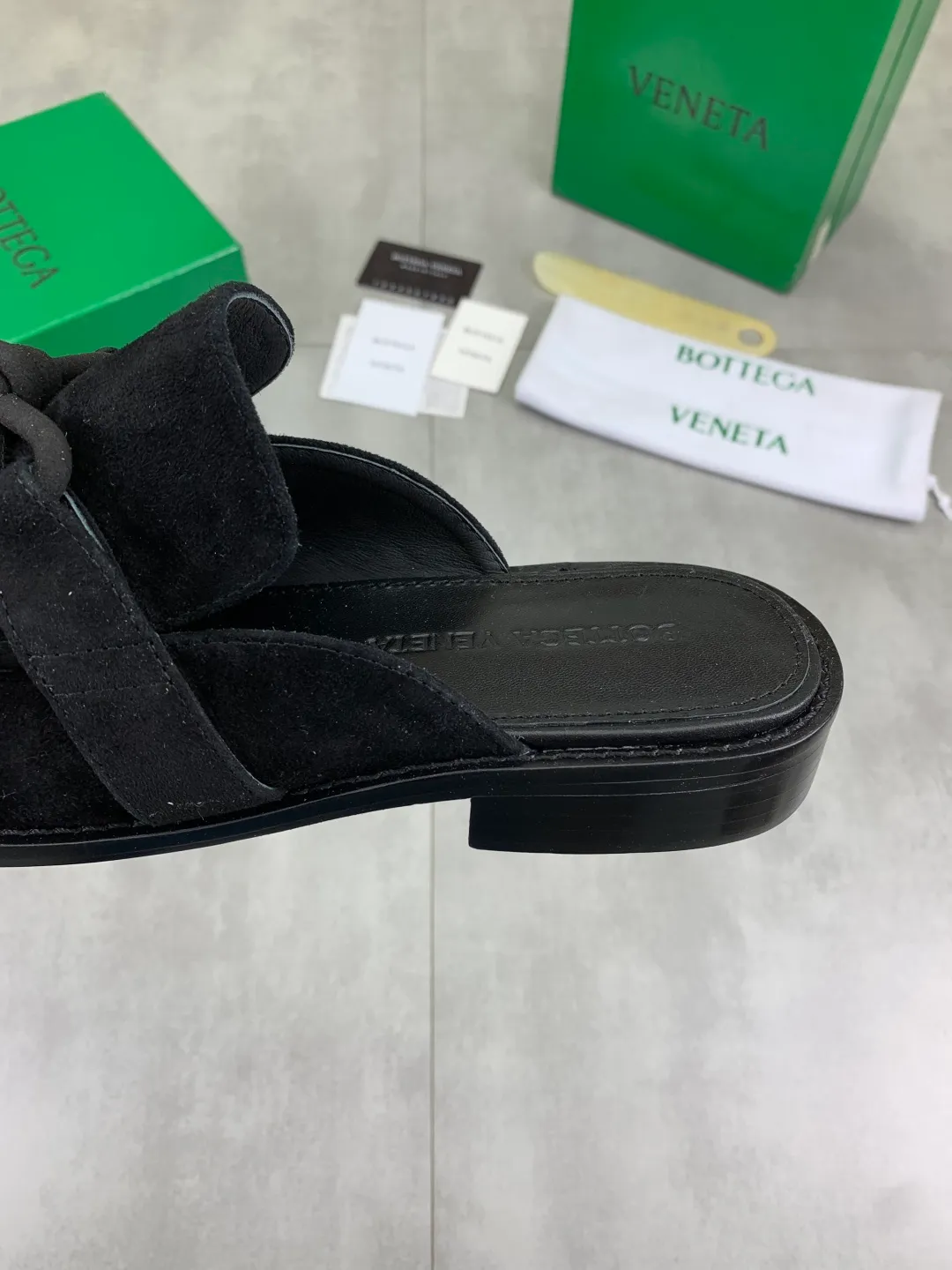 Men's shoes 💰P800 [New model] (genuine leather outsole) water-dyed cow lining 💰High-quality business couple half-slip leather shoes 💎💎💎 BOTTEGA VENETA official website synchronizes the latest top version of BV in the market, accepts material comparison, shoe type comparison, process comparison, practical and textured, versatile and suitable for any occasion, the more you look at it, the more flavorful it becomes. Purely hand-knitted craftsmanship - Upper material, calfskin imported from Italy 🇮🇹 - High-quality water-dyed cowhide lining - Original private model customized leather outsole -Size: Female 35-39 (40 ordered) Male 39-44 (38 45 can be customized) Color: Multiple colors available
